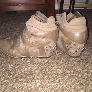 Spiked sneaker wedge